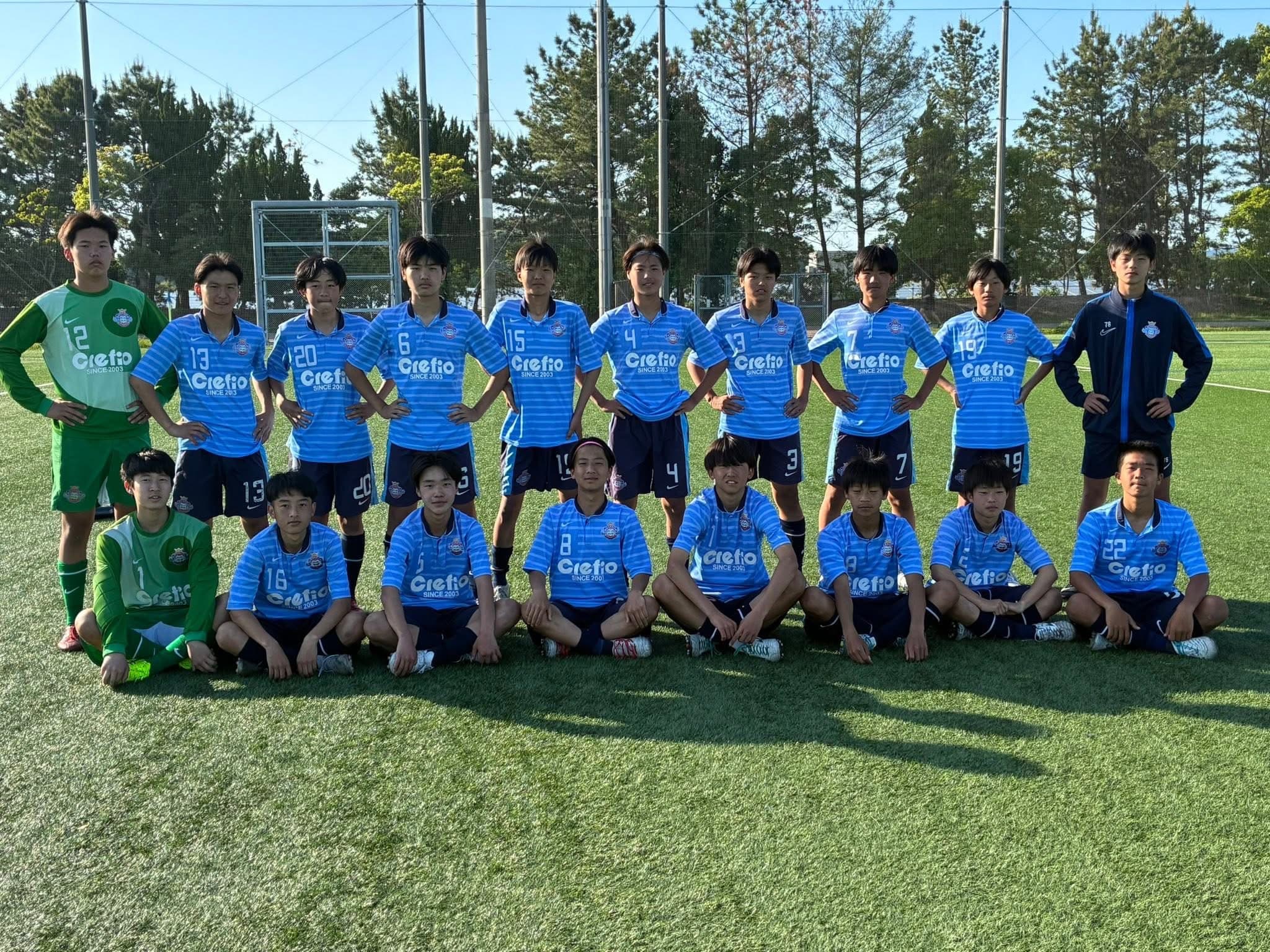 クレフィオ山口FCジュニアユースの選手たちがグラウンドで集合する写真